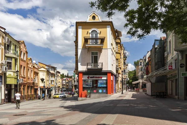 Gata och hus på gågatan i staden Plovdiv — Stockfoto