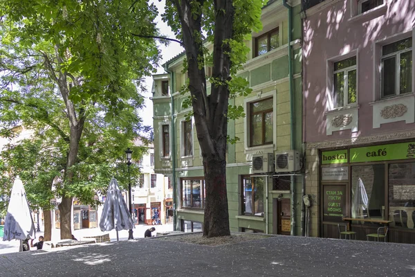 Rue et maisons à la rue piétonne de la ville de Plovdiv — Photo