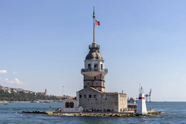 Panorama z Bosporu do města Istanbul a Panenské věže — Stock fotografie