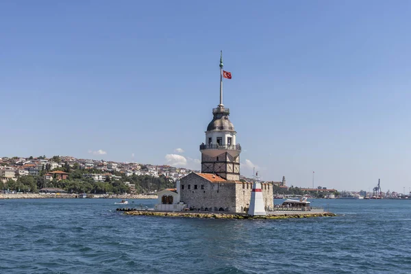 Panorama z Bosporu do města Istanbul a Panenské věže — Stock fotografie