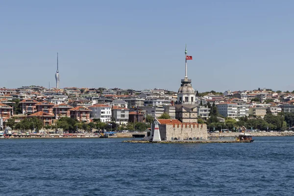 Panorama van Bosporus naar Istanbul en de Maiden 's Tower — Stockfoto