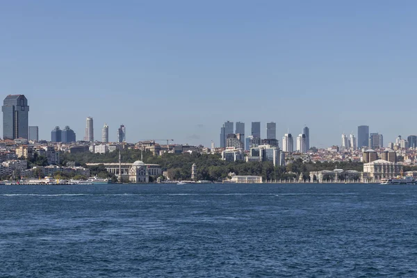 Paesaggio urbano incredibile dal Bosforo alla città di Istanbul — Foto Stock
