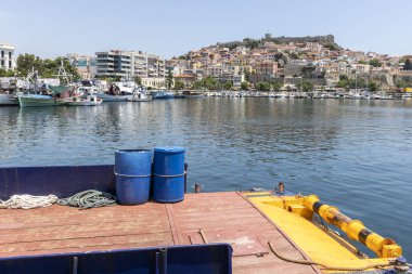 Limanın panoramik manzarası ve Yunanistan 'ın Kavala kenti