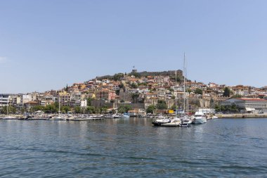 Limanın panoramik manzarası ve Yunanistan 'ın Kavala kenti