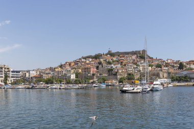 Limanın panoramik manzarası ve Yunanistan 'ın Kavala kenti