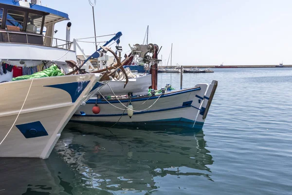 Fischerboote im Hafen der Stadt Kavala, Griechenland — Stockfoto