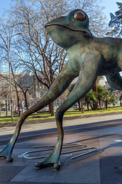 Statue of a frog in front of Cera Museum in City of Madrid, Spai — Stock Photo, Image