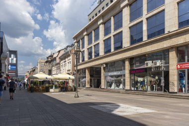 Sırbistan 'ın Niş kentindeki ana yaya caddesinde yürüyen insanlar