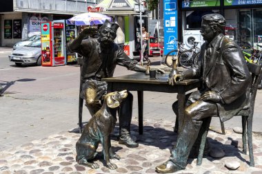 Sırbistan 'ın Niş kentindeki ana yaya caddesinde yürüyen insanlar