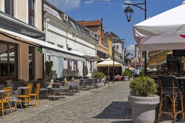 Sırbistan 'ın Niş kentindeki ana yaya caddesinde yürüyen insanlar