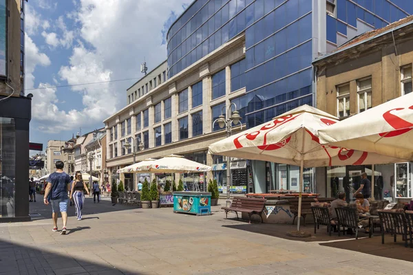 Passeggiando persone sulla principale strada pedonale nella città di Nis, Serbia — Foto Stock