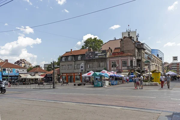 Walking ludzi na głównej ulicy dla pieszych w mieście Nis, Serbia — Zdjęcie stockowe