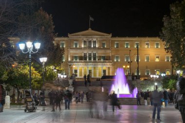Yunanistan 'ın Atina kentindeki Yunan parlamentosunun gece fotoğrafı