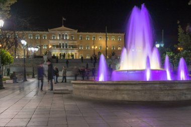 Yunanistan 'ın Atina kentindeki Yunan parlamentosunun gece fotoğrafı