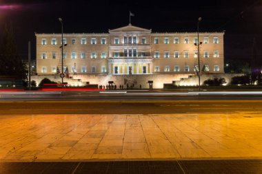 Yunanistan 'ın Atina kentindeki Yunan parlamentosunun gece fotoğrafı