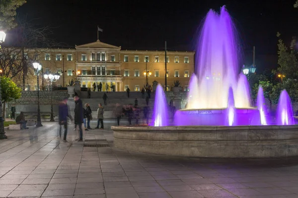 Yunanistan 'ın Atina kentindeki Yunan parlamentosunun gece fotoğrafı
