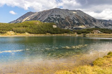 Bulgaristan 'ın Pirin Dağı' ndaki Muratovo (Hvoynato) Gölü 'nün sonbahar manzarası