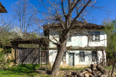 STARO STEFANOVO, BULGARIA - 9 Nisan 2014: Bulgaristan 'ın Lovech bölgesinin tarihi Staro Stefanovo köyündeki tipik evler