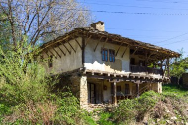 STARO STEFANOVO, BULGARIA - 9 Nisan 2014: Bulgaristan 'ın Lovech bölgesinin tarihi Staro Stefanovo köyündeki tipik evler