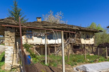 STARO STEFANOVO, BULGARIA - 9 Nisan 2014: Bulgaristan 'ın Lovech bölgesinin tarihi Staro Stefanovo köyündeki tipik evler