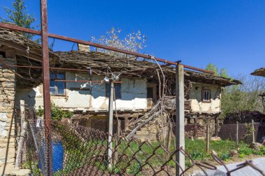 STARO STEFANOVO, BULGARIA - 9 Nisan 2014: Bulgaristan 'ın Lovech bölgesinin tarihi Staro Stefanovo köyündeki tipik evler