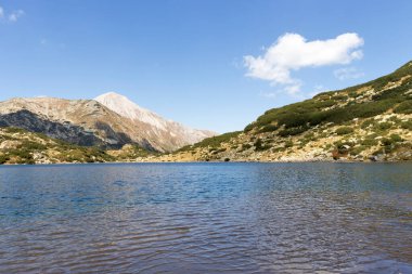 Banderitsa Balık Gölü 'nün Muhteşem Panoramikası, Pirin Dağı, Bulgaristan
