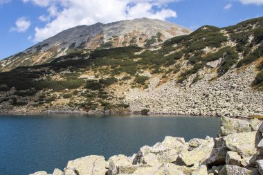 Banderitsa Balık Gölü 'nün Muhteşem Panoramikası, Pirin Dağı, Bulgaristan