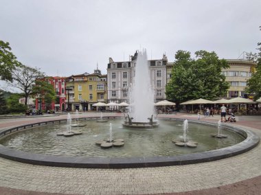 PLOVDIV, BULGARIA - 19 Mayıs 2020: Bulgaristan 'ın Plovdiv kentinde Glavnata olarak bildiğim Knyaz Alexander caddesi