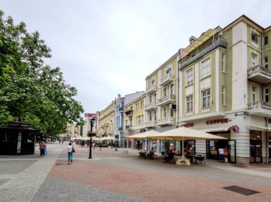PLOVDIV, BULGARIA - 19 Mayıs 2020: Bulgaristan 'ın Plovdiv kentinde Glavnata olarak bildiğim Knyaz Alexander caddesi