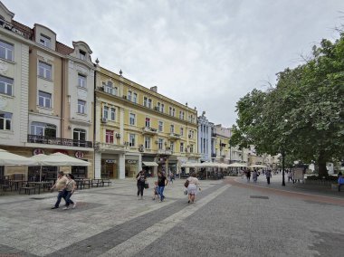 PLOVDIV, BULGARIA - 19 Mayıs 2020: Bulgaristan 'ın Plovdiv kentinde Glavnata olarak bildiğim Knyaz Alexander caddesi