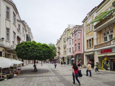 PLOVDIV, BULGARIA - 19 Mayıs 2020: Bulgaristan 'ın Plovdiv kentinde Glavnata olarak bildiğim Knyaz Alexander caddesi