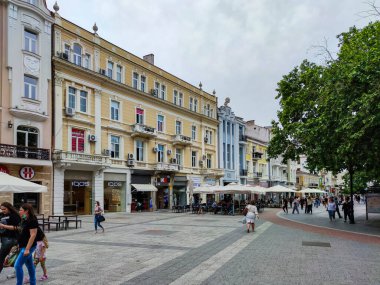 PLOVDIV, BULGARIA - 19 Mayıs 2020: Bulgaristan 'ın Plovdiv kentinde Glavnata olarak bildiğim Knyaz Alexander caddesi