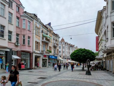 PLOVDIV, BULGARIA - 19 Mayıs 2020: Bulgaristan 'ın Plovdiv kentinde Glavnata olarak bildiğim Knyaz Alexander caddesi