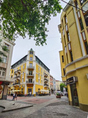 PLOVDIV, BULGARIA - 19 Mayıs 2020: Bulgaristan 'ın Plovdiv kentinde Glavnata olarak bildiğim Knyaz Alexander caddesi