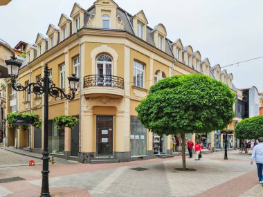 PLOVDIV, BULGARIA - 19 Mayıs 2020: Bulgaristan 'ın Plovdiv kentinde Glavnata olarak bildiğim Knyaz Alexander caddesi