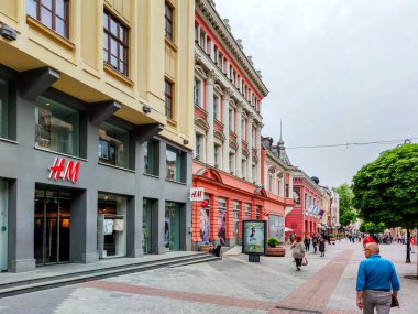 PLOVDIV, BULGARIA - 19 Mayıs 2020: Bulgaristan 'ın Plovdiv kentinde Glavnata olarak bildiğim Knyaz Alexander caddesi