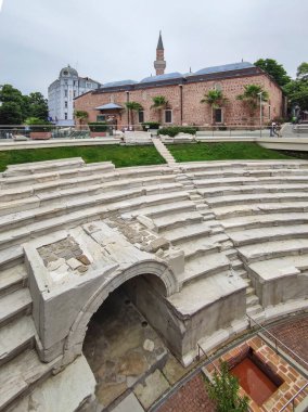 PLOVDIV, BULGARIA - 19 Mayıs 2020: Bulgaristan 'ın Filibe kentindeki Dzhumaya Camii ve Roma stadyumunun kalıntıları