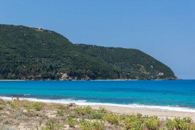 Agios Ioanis sahilinin panoramik deniz manzarası mavi sularıyla, Lefkada, İyon Adaları, Yunanistan