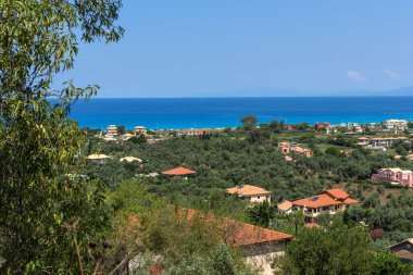 Agios Ioanis sahilinin panoramik deniz manzarası mavi sularıyla, Lefkada, İyon Adaları, Yunanistan
