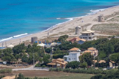 Agios Ioanis sahilinin panoramik deniz manzarası mavi sularıyla, Lefkada, İyon Adaları, Yunanistan