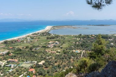 Agios Ioanis sahilinin panoramik deniz manzarası mavi sularıyla, Lefkada, İyon Adaları, Yunanistan