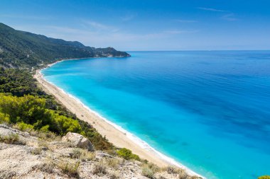 Kokkinos Vrachos Sahili, Lefkada, İyon Adaları 'nın mavi suları manzarası, Yunanistan