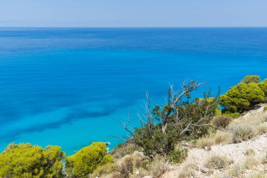 Kokkinos Vrachos Sahili, Lefkada, İyon Adaları 'nın mavi suları manzarası, Yunanistan
