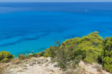 Kokkinos Vrachos Sahili, Lefkada, İyon Adaları 'nın mavi suları manzarası, Yunanistan