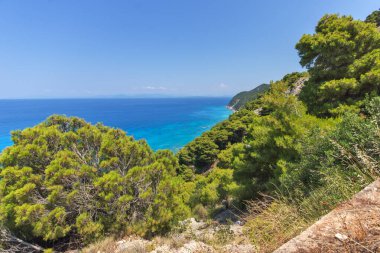 Kokkinos Vrachos Sahili, Lefkada, İyon Adaları 'nın mavi suları manzarası, Yunanistan