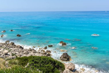 Kokkinos Vrachos Sahili, Lefkada, İyon Adaları 'nın mavi suları manzarası, Yunanistan