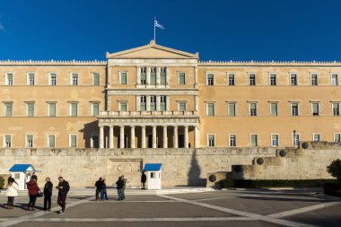 ATİNA, GREECE - 19 HAZİRAN 2017: Evzones - Yunan Parlamentosu, Atina, Yunanistan 'daki Meçhul Asker Mezarlığı' nda cumhurbaşkanlığı merasim muhafızları