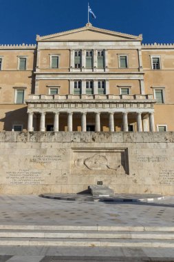 ATİNA, GREECE - 19 HAZİRAN 2017: Evzones - Yunan Parlamentosu, Atina, Yunanistan 'daki Meçhul Asker Mezarlığı' nda cumhurbaşkanlığı merasim muhafızları