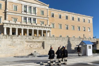 ATİNA, GREECE - 19 HAZİRAN 2017: Evzones - Yunan Parlamentosu, Atina, Yunanistan 'daki Meçhul Asker Mezarlığı' nda cumhurbaşkanlığı merasim muhafızları