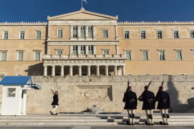 ATİNA, GREECE - 19 HAZİRAN 2017: Evzones - Yunan Parlamentosu, Atina, Yunanistan 'daki Meçhul Asker Mezarlığı' nda cumhurbaşkanlığı merasim muhafızları